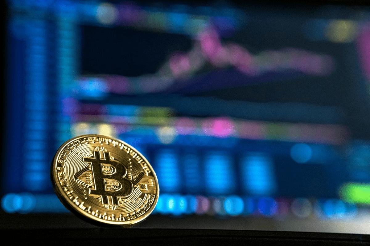ETF Bitcoin – goldfarbener Bitcoin vor einem Computer